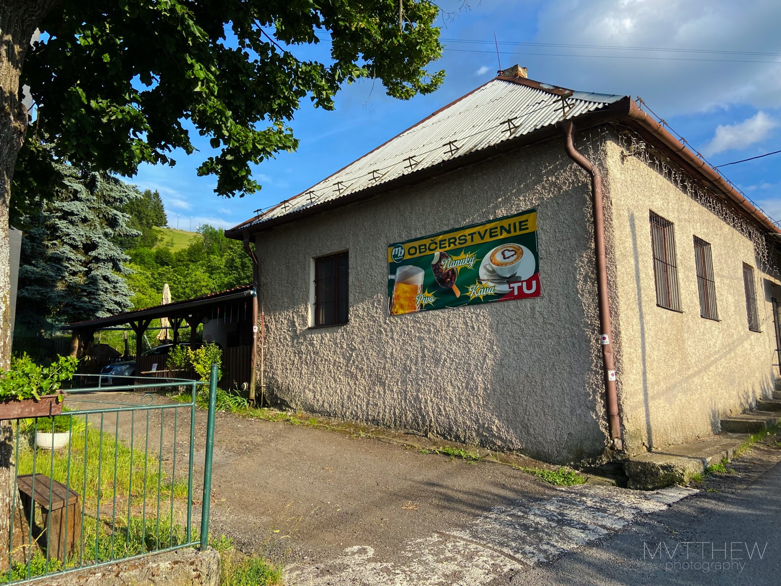Vonkajší pohľad na budovu krčmy MB Hostinec s nápisom Občerstvenie