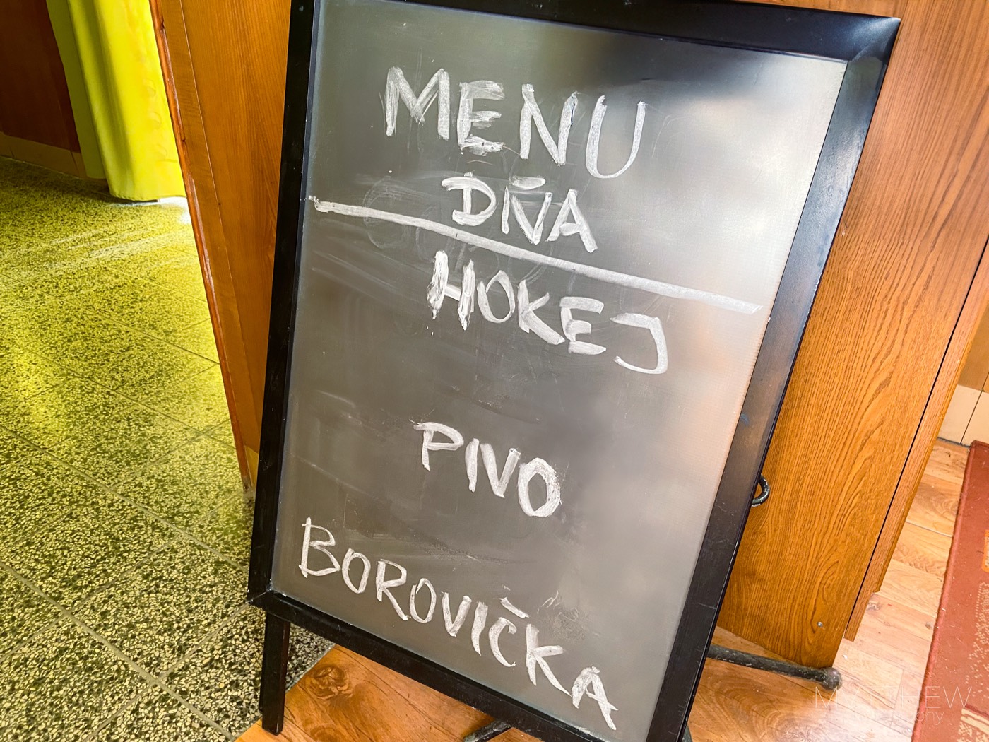 Tabuľa s nápisom Menu dňa: hokej, pivo, borovička
